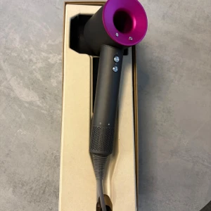 Dyson   - Säljer min dyson helt nytt använt den några gånger bara. Dyson Supersonic.  Dyson Supersonic hårfön i mycket fint skick, komplett med originalförpackning och flera tillbehör för styling, volym och skonsam torkning. Kraftfull motor, modern design och låg ljudnivå. Perfekt för snabb och skonsam hårtorkning. Inga synliga defekter eller slitage.