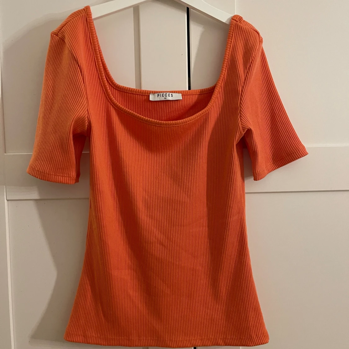 Ribbad orange  topp från Pieces