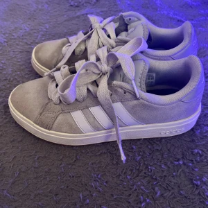 Gråa Adidas sneakers  - Säljer ett par fina adidas sneakers som liknar dom virala campus skorna, dom är i ganska bra skick och är lätt använda.