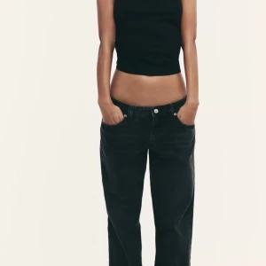 Svarta lågmidjade baggy jeans - Säljer ett par svarta jeans med låg midja och baggy passform. Helt nytt skick, köpt för en vecka sen men köpte fel storlek. Aldrig använt!!🩷🩷🩷