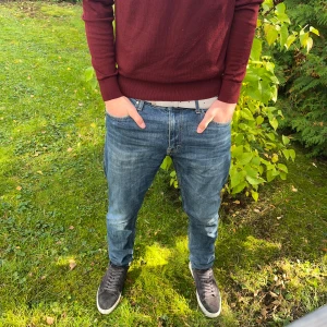 Tiger Of Sweden jeans  - Tja✌🏼säljer nu dessa sjukt feta jeans ifrån tiger of Sweden👖🐅| Modellen på jeansen är Pistolero och storleken är W32 L32📏✅| Vid frågor och funderingar är det bara att skriva till mig!!🤝🏼👑