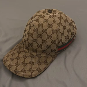 Gucci Keps - Bra skick, gammla modellen bara ett litet rivmärke där framme