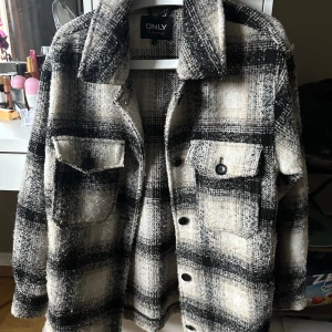 Jacka ONLY - Jacka från Only, inga tecken på användning och varm och skön ☺️