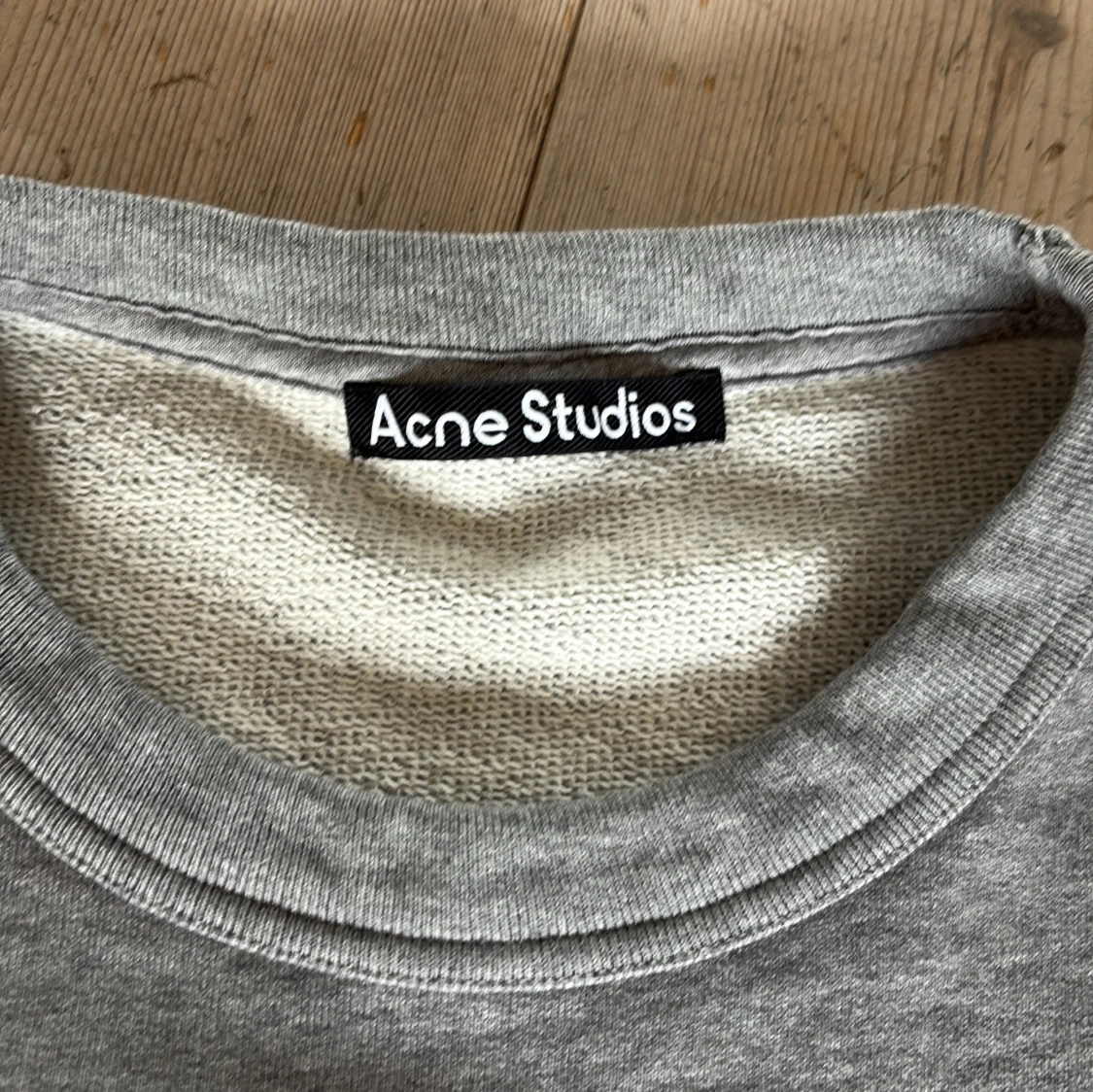 Grå sweatshirt från Acne Studios - 2