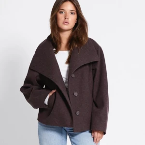 Kort kappa i brun - Säljer en brun kappa från Lager 157, den är slutsåld på deras hemsida. Den är i helt nyskick och endast använd 2 gånger💗 Jag skulle säga att den är lite oversized men den sitter ungefär som på bilden! Skriv om ni har några frågor💗 Lämna gärna prisförslag