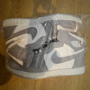 Skor  - Säljder dessa Superfina skor åt en vän i storlek 44. LIKNAR ”Nike”. Alltså inte riktiga Nike men ändå väldigt lika. Därav priset. Skriv gärna innan du vill köpa 