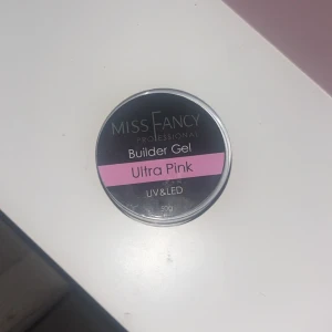 Miss Fancy Builder Gel Ultra Pink - Miss Fancy Professional Builder Gel i färgen Ultra Använt det på ett sett bara.