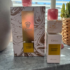 Gritti Gossip Night parfym - Gritti Gossip Night – en stilren parfym med modern design. Perfekt för dig som vill sticka ut och addera en exklusiv touch till din samling. 80/100 ml kvar ungefär🥰