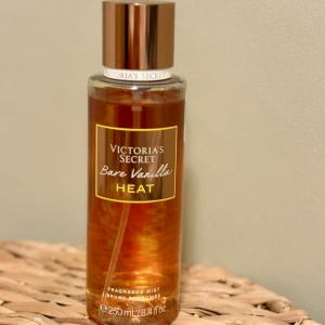 Victoria’s Secret Bare Vanilla Heat 250 ml - Victoria’s Secret Bare Vanilla Heat, 250 ml. Limited edition. Knappt använd, vilket syns på bild. Kommer i originalförpackningen. Givetvis förvarad mörkt och svalt. 
