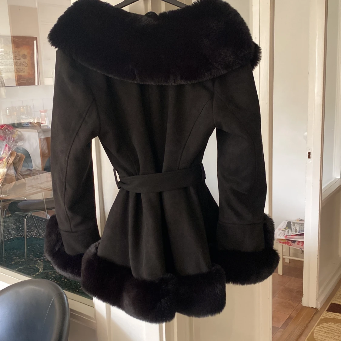 Svart pälsjacka från Giorgia Fashion  - 1