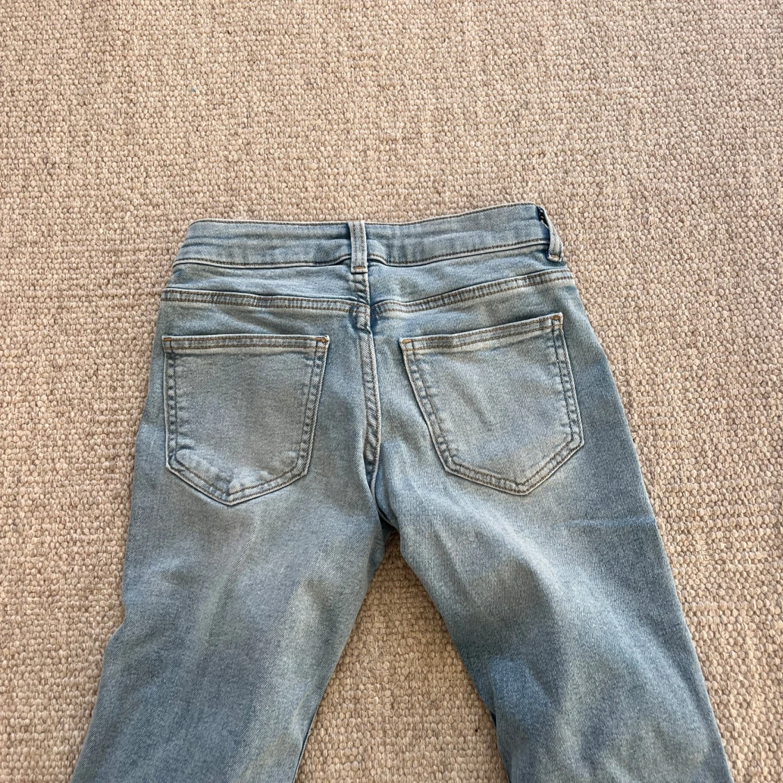 Ljusblå bootcut jeans med slitna kanter - 2