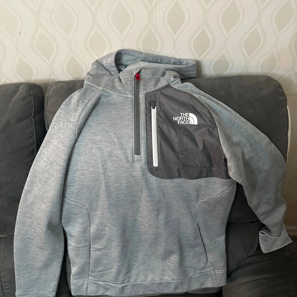 Grå hoodie från The North Face