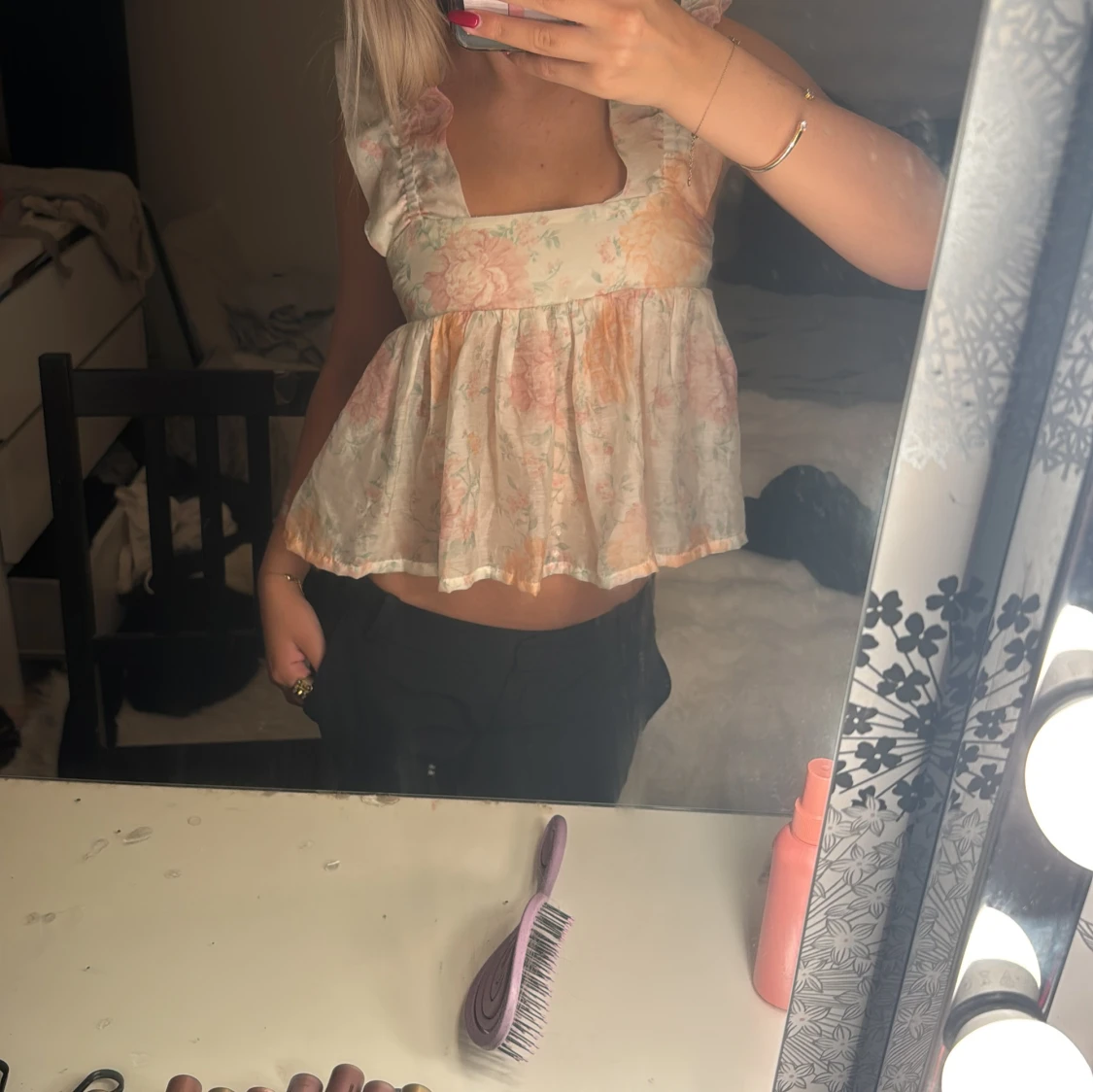 Blommig volangblus med knyt i ryggen - 2