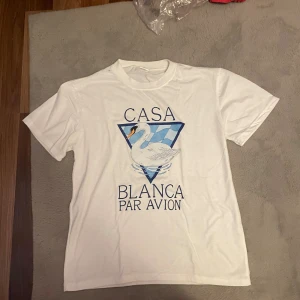 Vit Casa Blanca t-shirt  - Säljer denna Casablanca T-shirt i storlek L då den tyvärr inte används längre. Den har använts 2-3 gånger så är i så gott som ny skick! Priset är inte fast så kom med bud! Tar even emot intressanta byten!