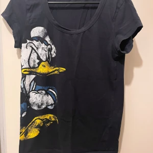 Desigual T-shirt strl S  - T-shirt från Desigual i strl S. Disney Kalle Anka tryck. Material: bomull och elastan.