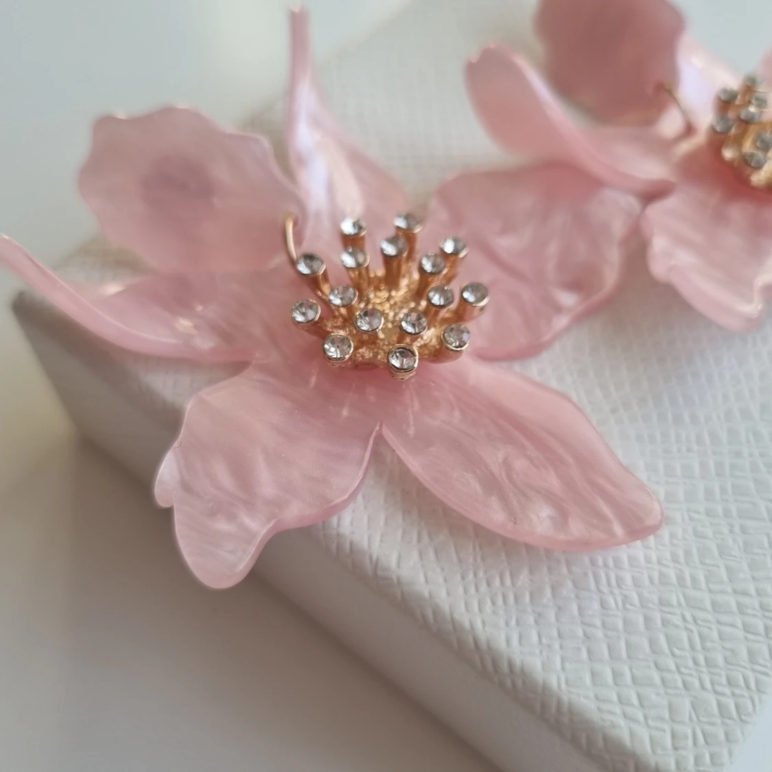 Stora rosa blomörhängen med strass - 1