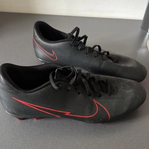 Nike fotbolls skor - Säljer dessa Nike fotboll skor då de ej kommer till användning, dom är i bra skick och är sällan använda. 