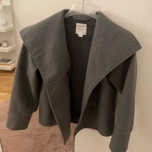 Grå kappa från ginatricot - Använd 3 gånger Max, i jätte bra skick 