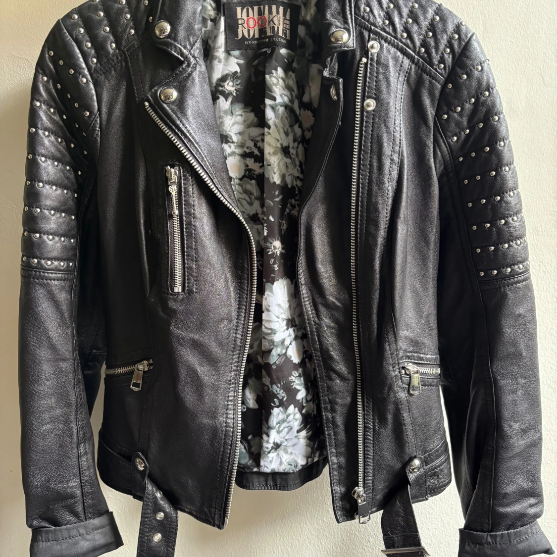 Svart skinnjacka med nitar från Rookie