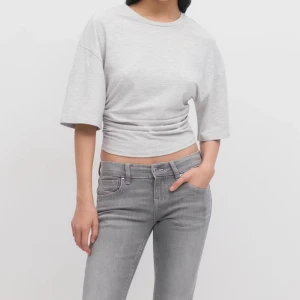 Grå gina topp - Soft touch ruched tee från Gina i storlek XXS. Använd endast 2 gånger. Original pris 259.