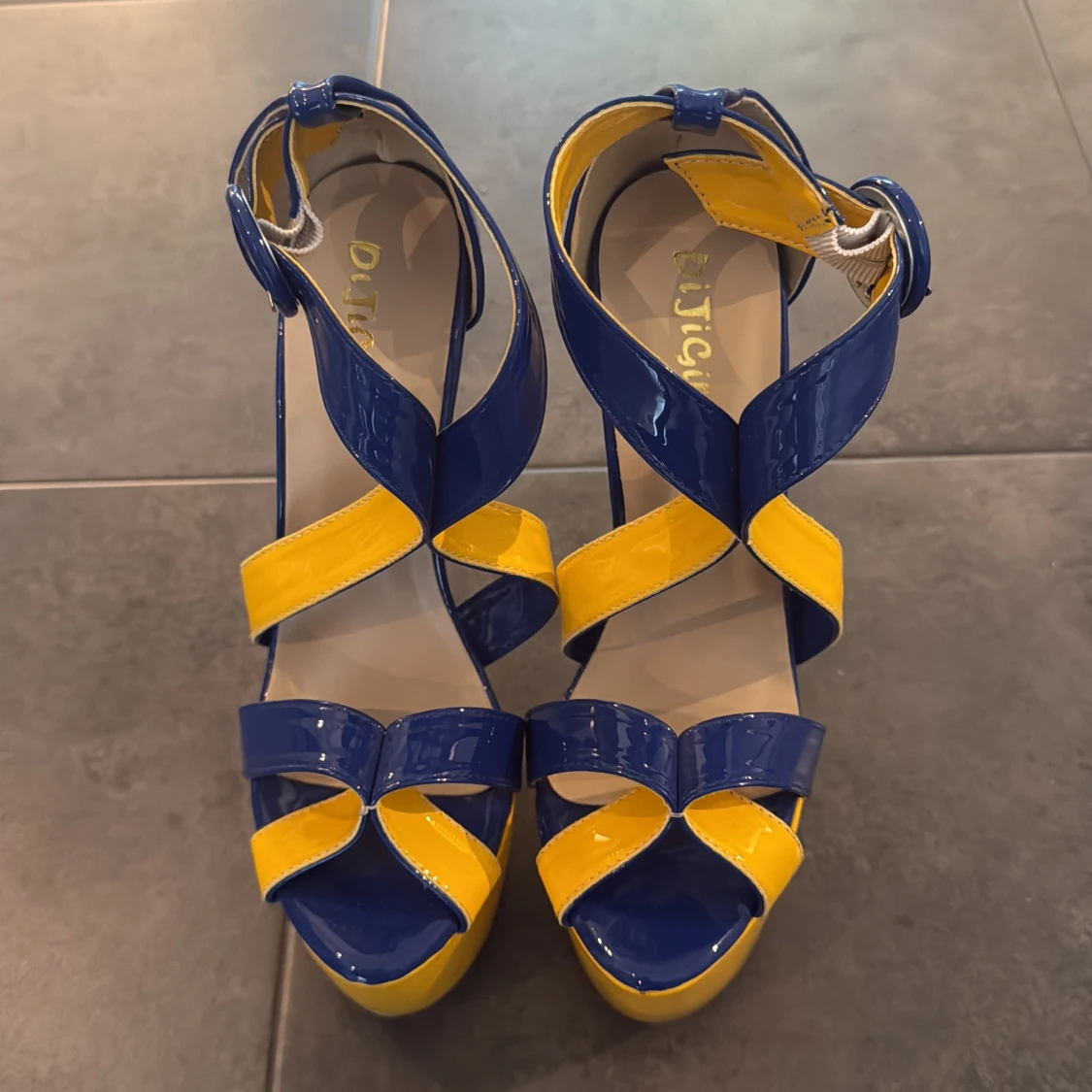 Blå och gula platåpumps från DiJiGirls