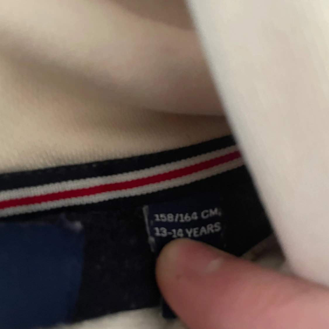 Krämvit hoodie från GANT med emblem - 2