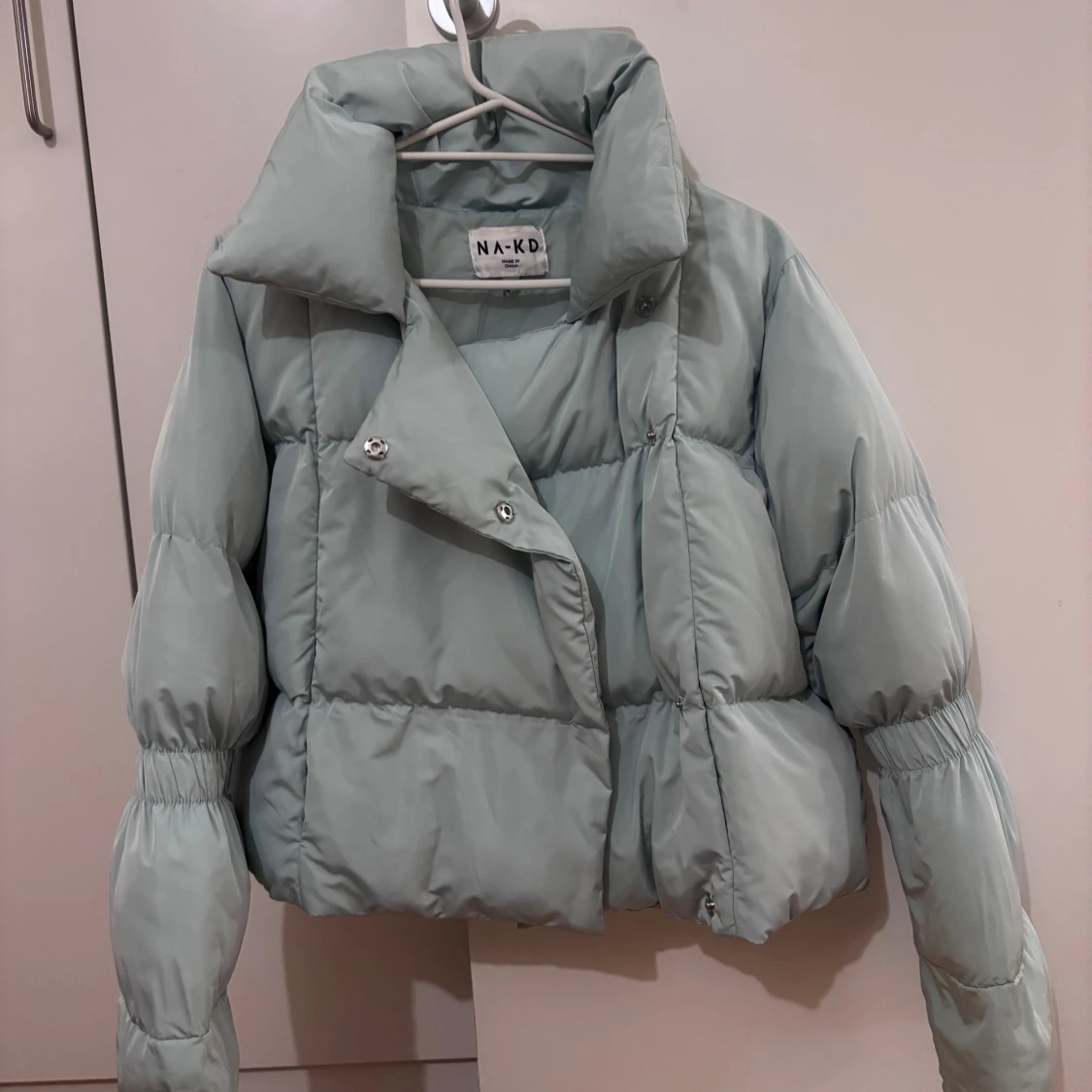 Ljusblå pufferjacka från NA-KD - 1