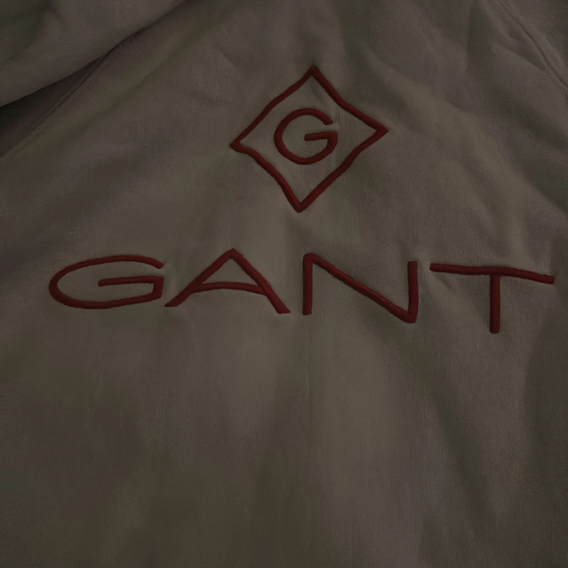 Vit hoodie från GANT med röd logga - 2