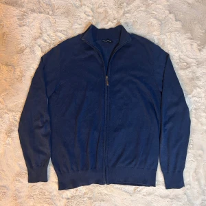Fullzip från  basics and more  - Tjekan säljer en as snygg mörkblå fullzip från Basics and More | Skick 9/10 jättebra | Mitt pris 399kr | Han på bilden är 188 cm lång! Kan även passa kortare |  Hör av dig vid några funderingar eller frågor ! 