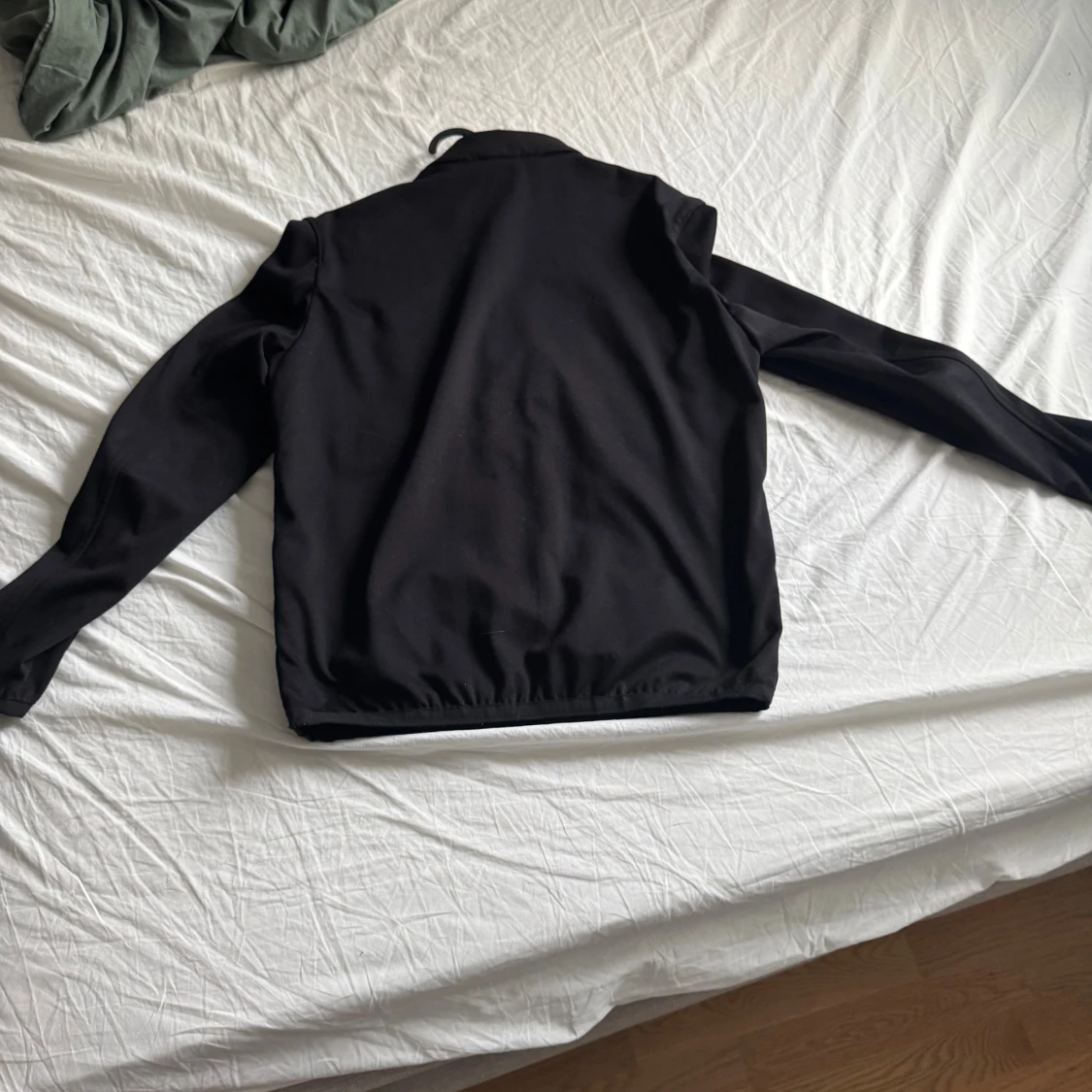 Svart pufferjacka med dragkedja - 1