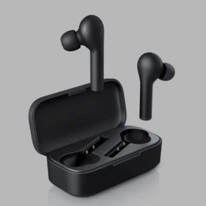 Trådlösa hörlurar med laddningsetui - Snygga svarta trådlösa hörlurar med laddningsetui. Kompakt design, perfekt för musik och samtal på språng. Hörlurarna och etuiet ser ut att vara i mycket gott skick utan synligt slitage eller repor. Laddningskontakter och silikontoppar är hela.