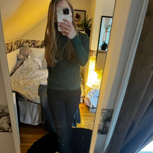 Mörkgrön stickad tröja - Mörkgrön tröja från vila som är sparsamt använd. Tror jag använt den fyra gånger så den är i väldigt bra skick! 