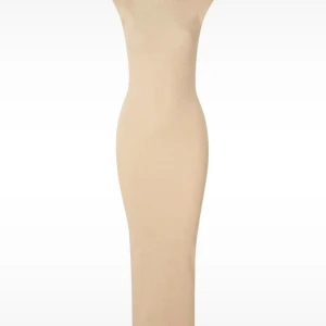 Långklänning från Ávora - Supersnygg långklänning, modell Allora, från Bianca Ingrossos märke Ávora, i färgen sand. ‼️Utsåld och säljs inte mer, så passa på‼️ Klänningen har en tight passform, axelvaddar och en öppen rygg och slits bak för en classy vibe men fortfarande med det där lilla extra. Slits bak för extra rörelsefrihet. Storlek XS. Passa på att fynda 🤩 helt oanvänd, med prislapp kvar, endast testad, men säljes då den var för liten för mig. 