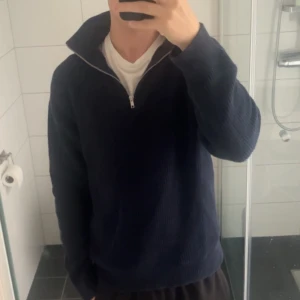 Blå stickad half zip  - Stickad marinblå half zip från east west