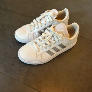 adidas skor - snygga adidasskor i storlek 38, säljs då dom inte används längre! 🥰