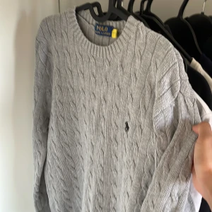 Grå Polo Ralp Lauren tröja  - Säljer en Ralph Lauren tröja som är använd en gång och tvättad en gång. Den har inga defekter