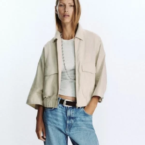 Beige overshirt med dragkedja från Arket - Aldrig andvänd, nypris 500kr