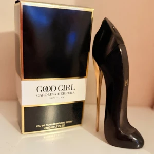 Good Girl parfym 50ml - Stilren och ikonisk parfym i en unik klackformad flaska. Perfekt för dig som vill sticka ut och addera en lyxig touch till din samling. Köptes för ca 1150 och använt fåtal gånger, den är som ny :).