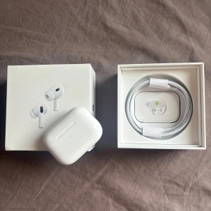 AirPods Pro 2 - AirPods Pro 2 komplett med originalförpackning, laddningskabel och laddningsetui. Hörlurarna är sprillans och aldrig använda. Obs kvitto saknas då det var en gåva, tveka inte att höra av er vid minsta fråga.     Mvh Matteus