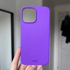Holdit lila mobilskal - Snyggt lila mobilskal från Holdit till iPhone 13 Pro Max. Skalet har en slimmad design och är gjort i ett tåligt material som skyddar din telefon. Perfekt för att ge din mobil en färgglad touch. Passar utmärkt för dig som vill ha ett stilrent skydd. Sparsamt använt 💜