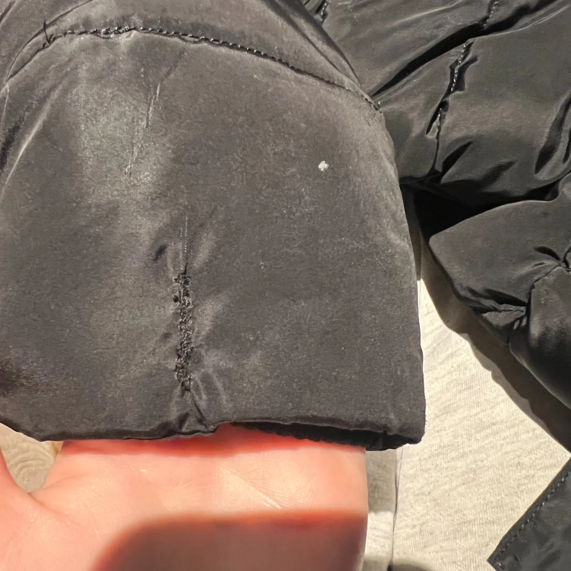 Svart pufferjacka med fuskpäls från Rocco Barocco - 3