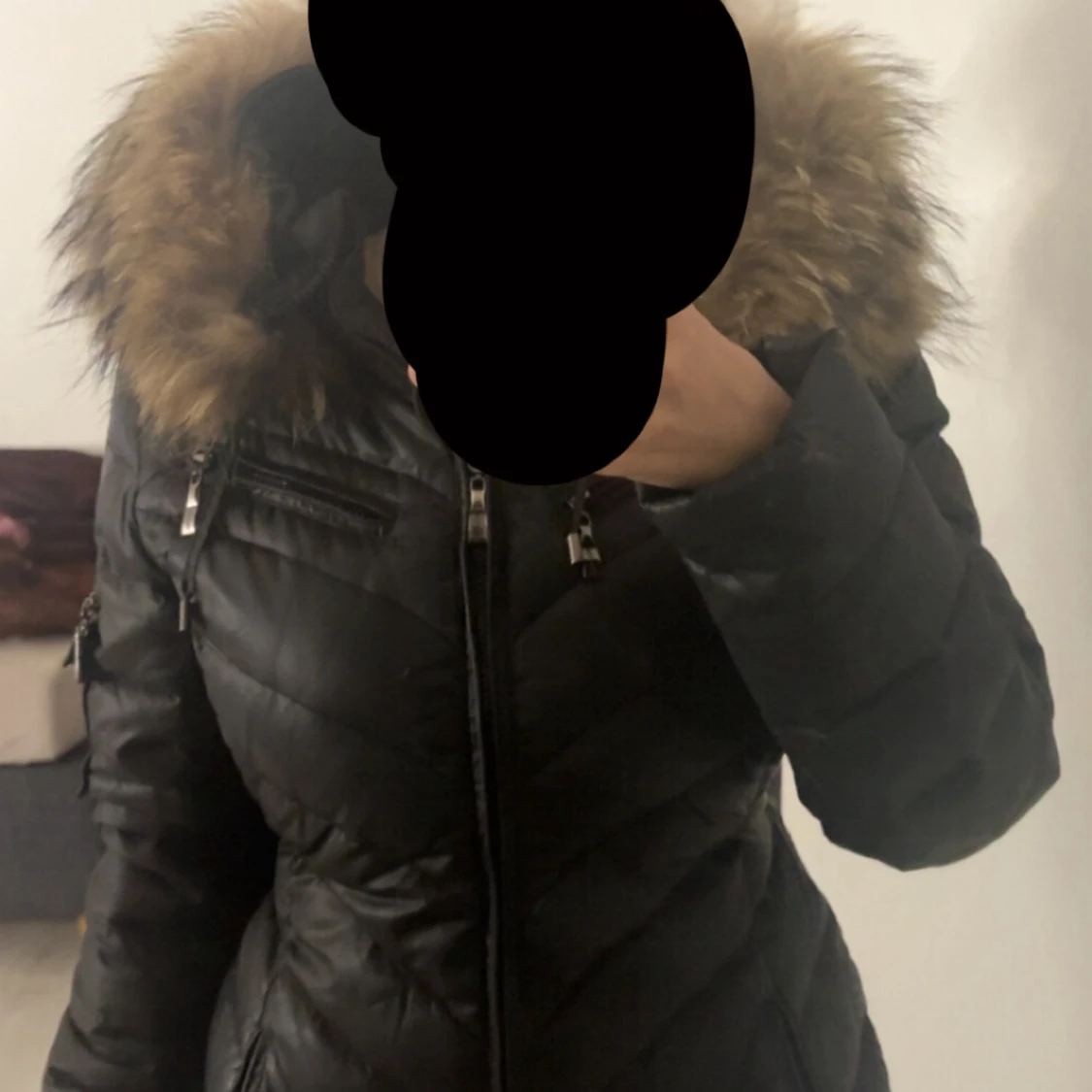 Svart pufferjacka med fuskpäls