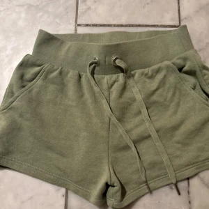 Olivgröna shorts från H&M Divided - Snygga olivgröna shorts från H&M Divided säljer då jag inte använder men skriv om frågor uppkommer och kolla gärna in min profil
