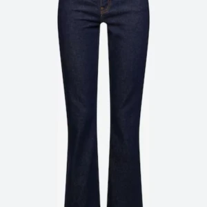 Mörkblå bootcut jeansbyxor - Snygga mörkblå jeans med bootcut passform och klassisk femficksdesign. Jeansen har midrise midja och är tillverkade i ett robust denimtyg med orangea sömmar. Perfekta för dig som gillar en tidlös och trendig look. Perfekt för vinter och höst. Använd 2 gånger och säljer då jag inte passar i dom längre. Original pris: 600kr. Sälj inte längre någonstans. Passar storlek S och M