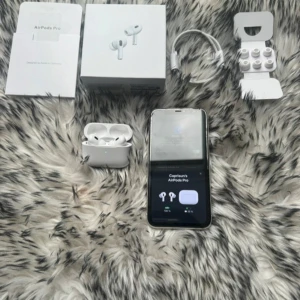 AirPods gen 2 - Hej! Säljer dessa snygga AirPods (Generation 4). Perfekta for dig som vill njuta av din favoritmusik med bra ljudkvalitet. Funktioner: *   Noise Cancellation (brusreducering) *   Conversation Awareness *   Head Tracking Hör gärna av dig vid frägor, funderingar eller om du vill lägga ett prisförslag! OBS : 1:1