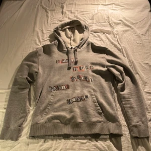Valentino hoodie - Säljer min sjukt snygga Valentino hoodie då den inte passar, storleken är M men passar även bra om man har storleken S. Skicket på tröjan är mycket bra. Vid intresse eller frågor är det bara att skriva!