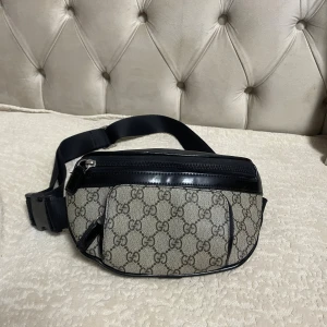 gg väska midje  - gg väska i mycket bra skick. priset är inte hugget i sten ingen box ingeting endast väskan!