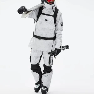 Vitt snowboard ställ  -  vitt snowboardställ från Montec,  Jackan har hög krage, huva och dragkedja på sidan samt stora fickor framtill. Perfekt för skidåkning eller snowboard. Justerbar midja och ärmslut, nypris på stället är 5000