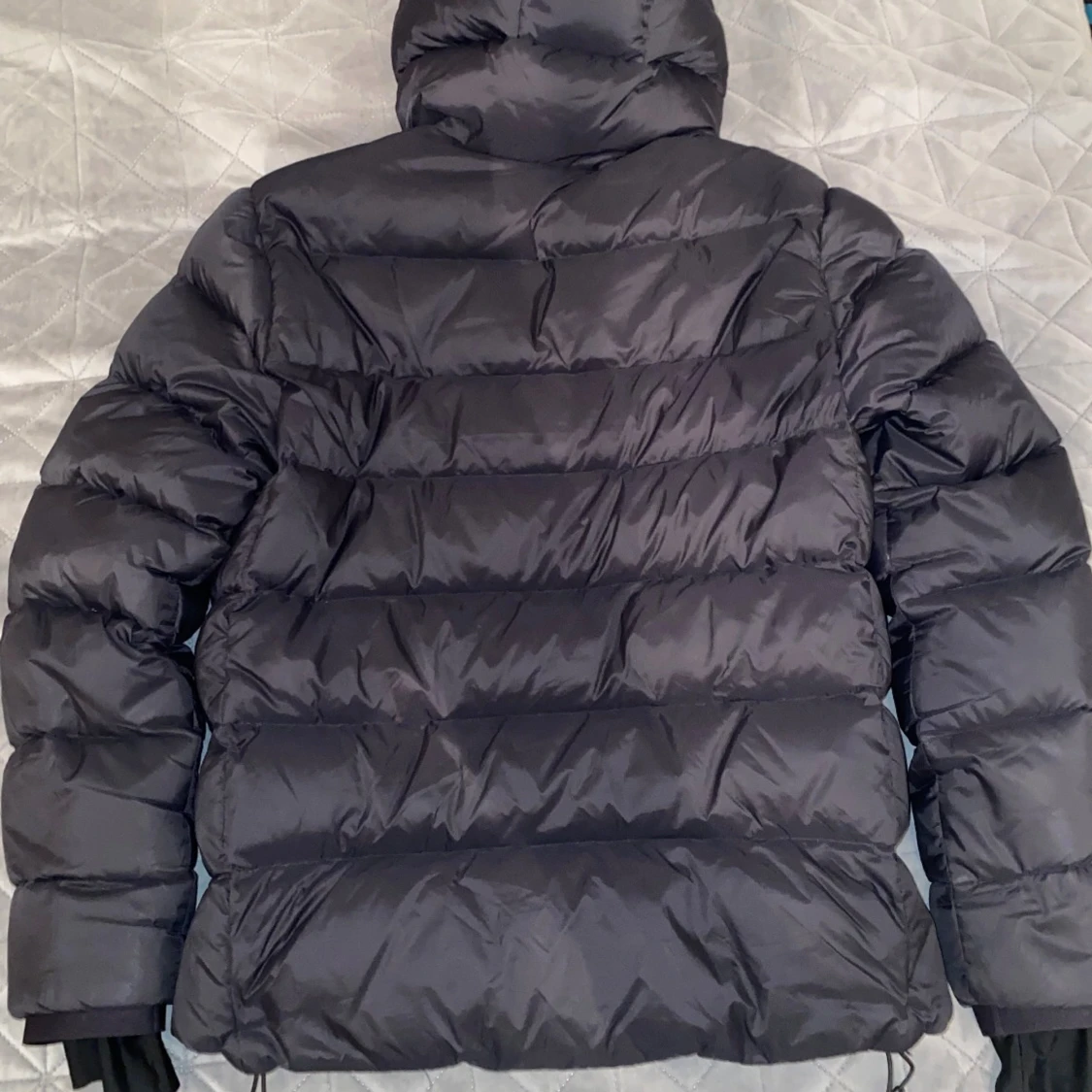 Svart pufferjacka från Sail Racing - 2