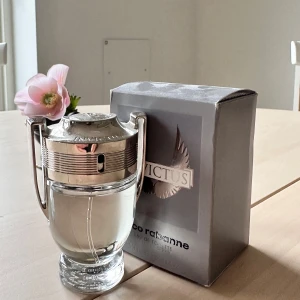 Paco Rabanne Invictus EdT 50ml - Invictus Eau de Toilette från Paco Rabanne, 50 ml. Ingredienser: alcohol denat., parfum, aqua, limonene, linalool, coumarin, citronellol, geraniol, citral, eugenol, cinnamal, med flera. Modern design och perfekt storlek för att ta med sig.